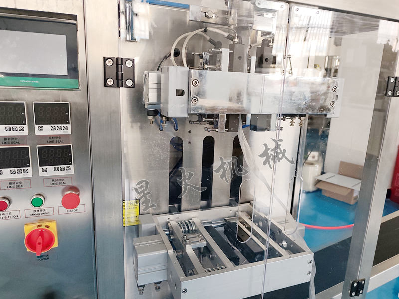 液體自動(dòng)封口包裝機(jī)細(xì)節(jié)展示