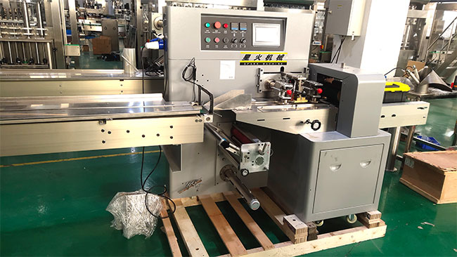 全自動(dòng)饅頭包裝機(jī)設(shè)備車(chē)間實(shí)拍