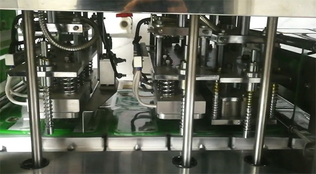 盒裝鴨血自動(dòng)灌裝封口機(jī)設(shè)備展示